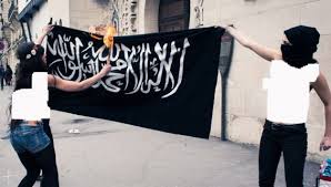 Femen brûlent le drapeau de l'Islam