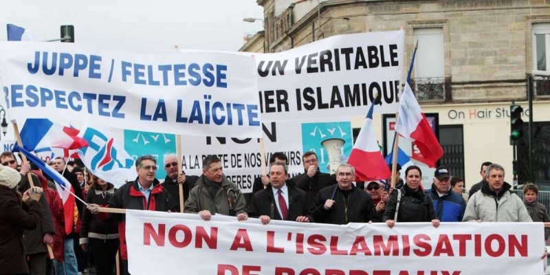 Manifestation FN anti-mosquée à Bordeaux
