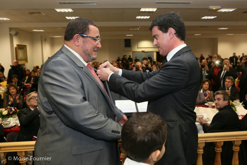 Manuel Valls remet la Légion d'Honneur à Khalil Merroun recteur de la mosquée d'Evry