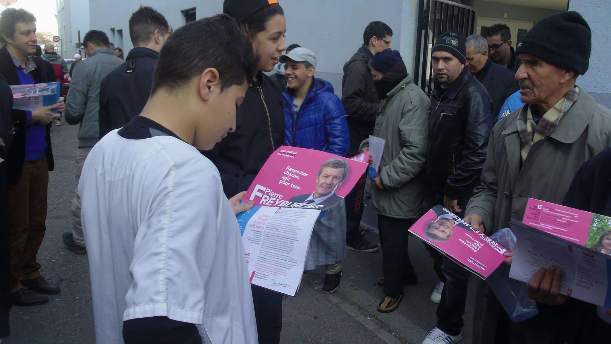 Distribution de tracts de Pierre Dreyburger à la sortie des mosquées à Mulhouse 2