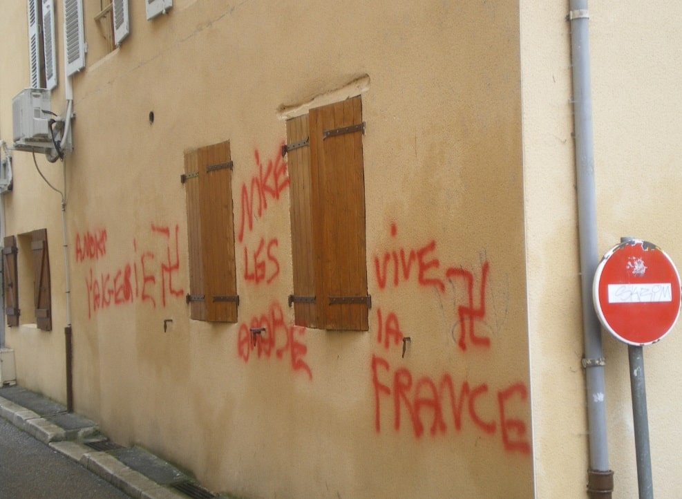Tags racistes et injurieux sur la mosquée de Pont-de-Beauvoisin