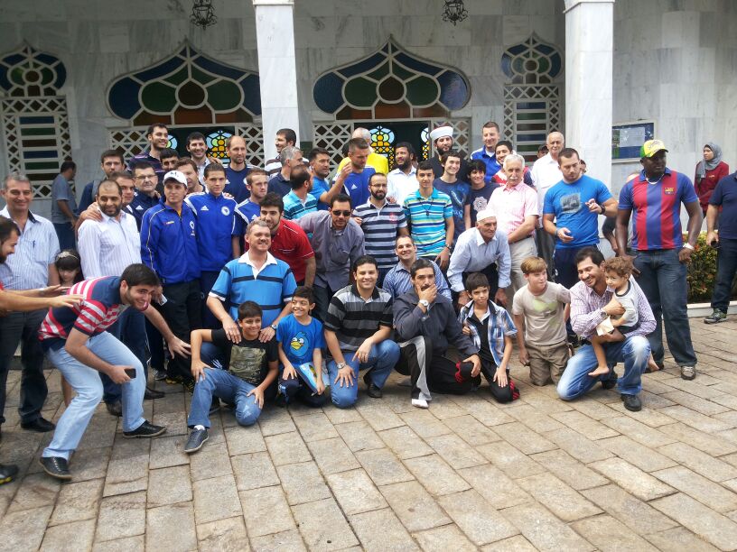 L'image du jour  pause spirituelle pour les joueurs de la Bosnie dans une mosquée brésilienne