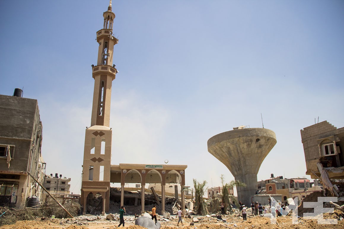 Ce qui reste de la mosquée Tawhid de Khuza'a après l'explosion