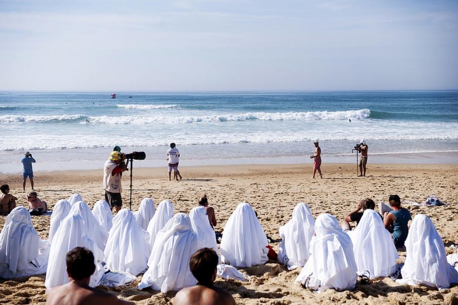 Des femmes voilées sur une plage de Draguigan