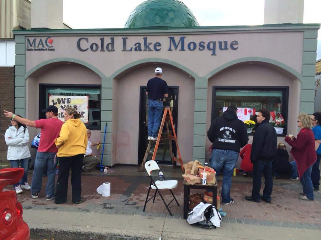 L'image du jour  des citoyens canadiens effacent des tags xénophobes inscrits sur une mosquée 1
