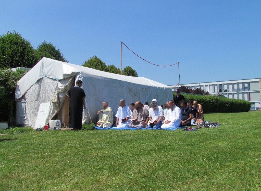 Les musulmans de Rambouillet prient sous une tente