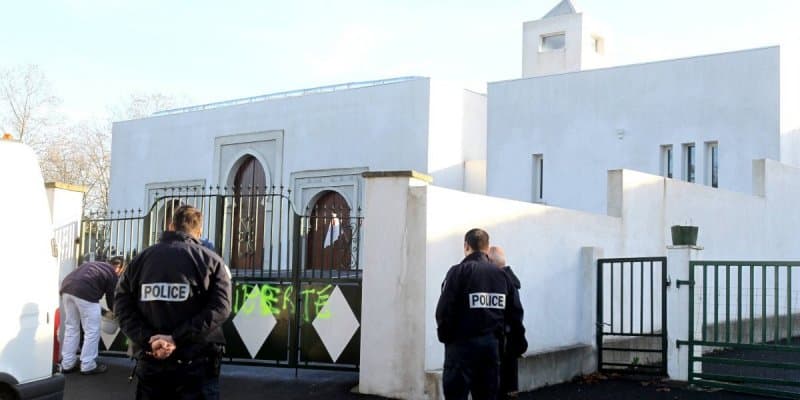 La mosquée de Bayonne taguée