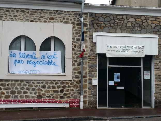 Une banderole (la liberté n'est pas négociable) à la mosquée de Limoges