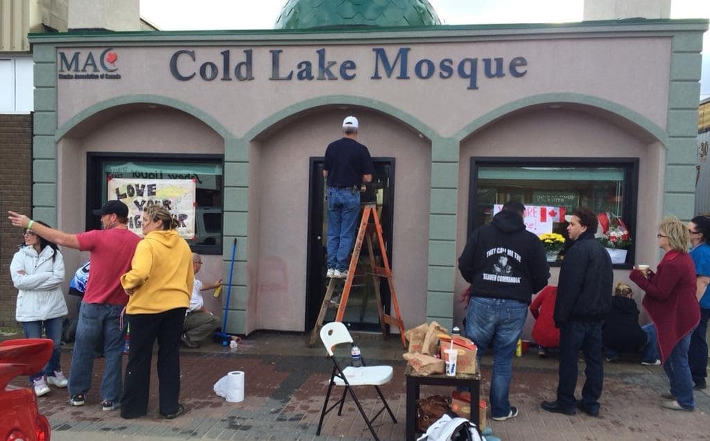 Limage-du-jour-des-citoyens-canadiens-effacent-des-tags-xénophobes-inscrits-sur-une-mosquée-1