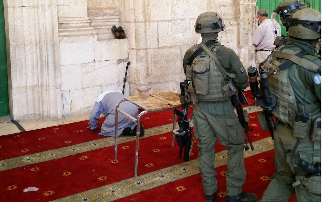 La mosquée Al-Aqsa prise d'assaut par les soldats sionistes