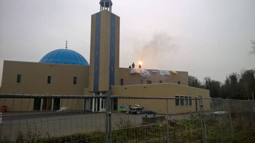 Des identitaires occupent le toit d'une mosquée de Dordrecht