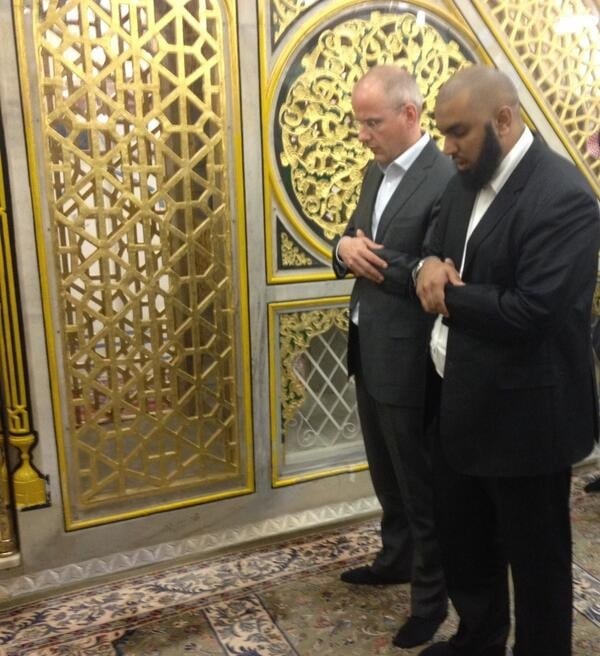 Arnoud Van Doorn à la mosquée du prophète