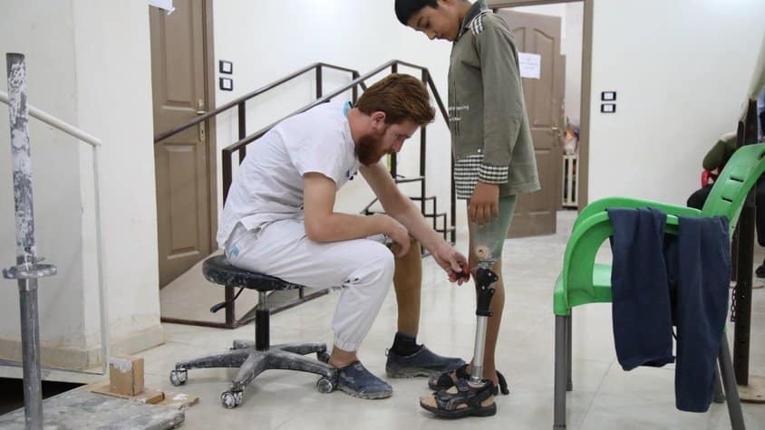 Syrie DIGNITE International offre des prothèses pour aider les blessés à se relever